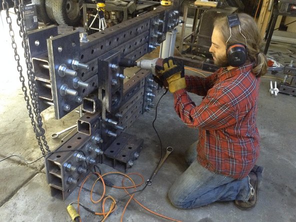 Tighten the 8 pivot plate bolts.