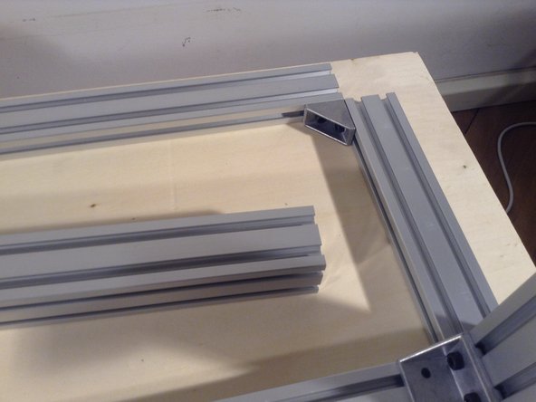 Build rear corner horizontal using a single bracket.