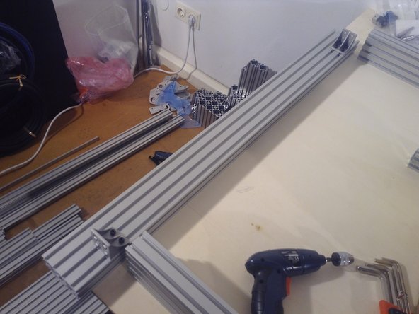 Start by taking the 4080 extrusions - the short sides - and mounting the corner brackets to them.