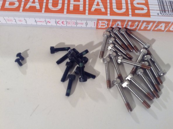 [9] screw DIN912-like, adhesive, M4x15 3.40