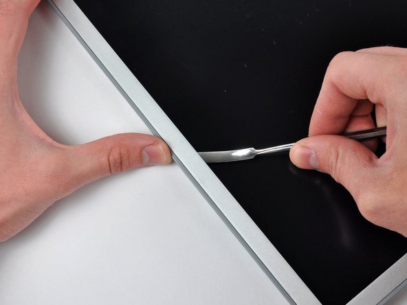 PowerBook G4 Aluminum 17" 1.67 GHz (High-Res) LCD Replacement: step 54, image 1 of 3