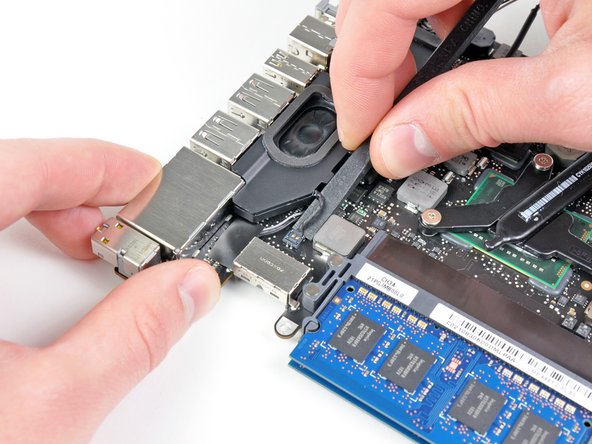 MacBook Pro 13" Unibody Early 2011 Logic Board Replacement: step 22, image 1 of 1