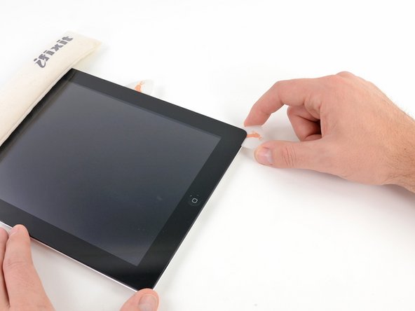 iPad 2 CDMA Headphone Jack Replacement: step 15, image 1 of 2