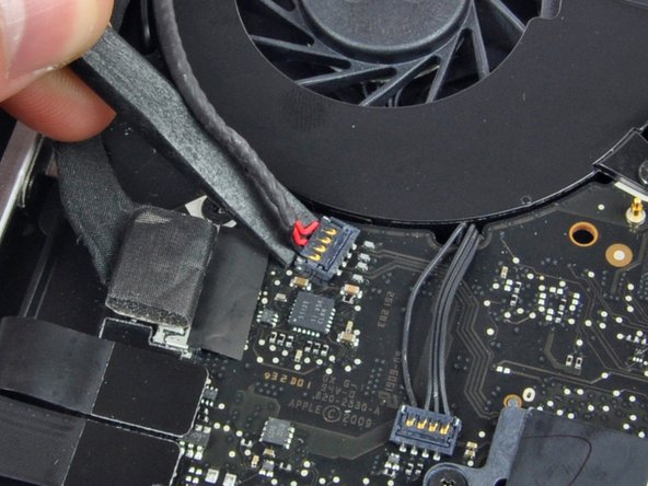 MacBook Pro 13" Unibody Mid 2010 AirPort Antenna Replacement: step 4, image 2 of 3