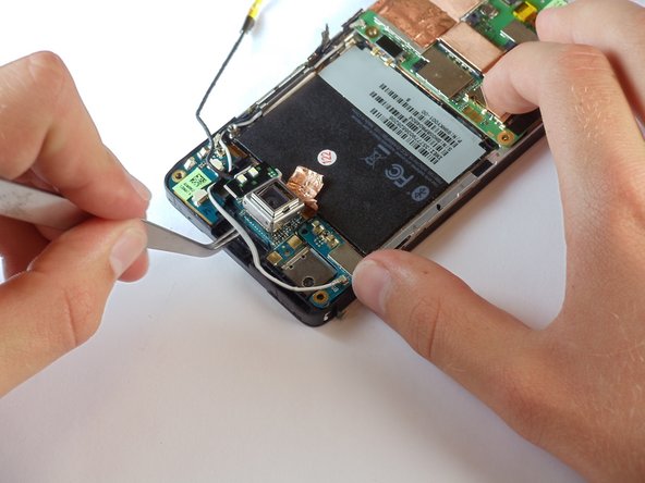 HTC HD2 Screen Replacement: step 13, image 1 of 3