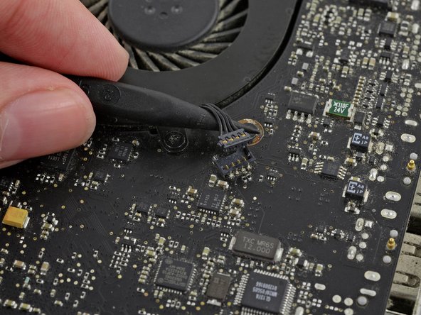 MacBook Pro 15" Unibody Late 2008 and Early 2009 Battery Connector Replacement: step 10, image 2 of 3