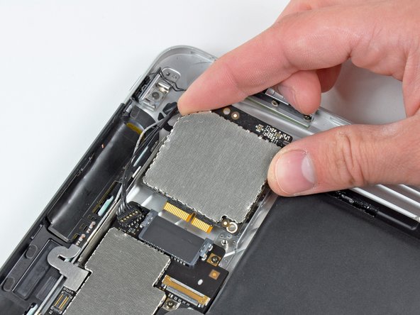 iPad 3G Logic Board Replacement: step 15, image 2 of 2