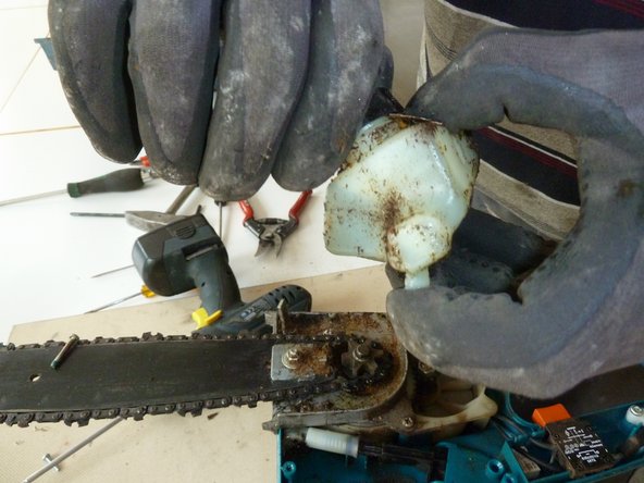 Chainsaw: step 2, image 2 of 3