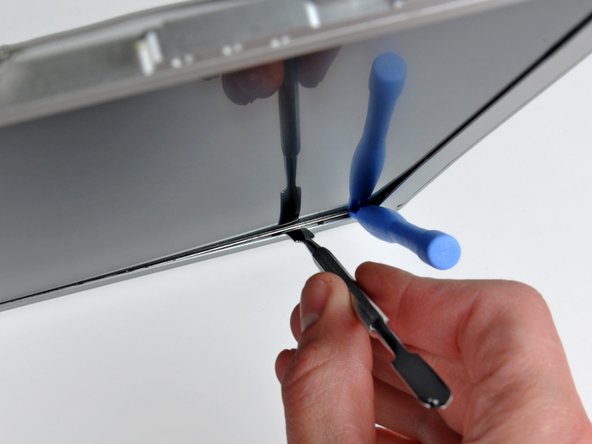 PowerBook G4 Aluminum 17" 1-1.67 GHz Front Display Bezel Replacement: step 46, image 2 of 2