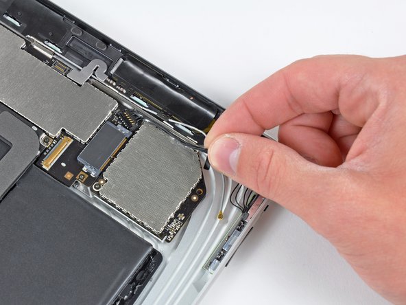 iPad 3G Communications Board Replacement: step 13, image 1 of 2
