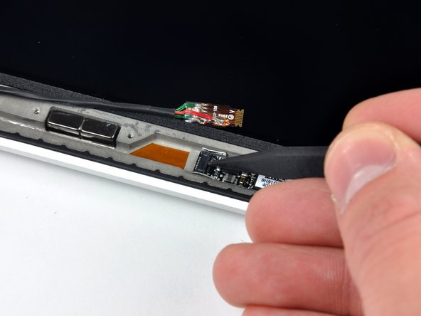 MacBook Pro 15" Unibody Late 2008 and Early 2009 LCD Replacement: step 23, image 2 of 3