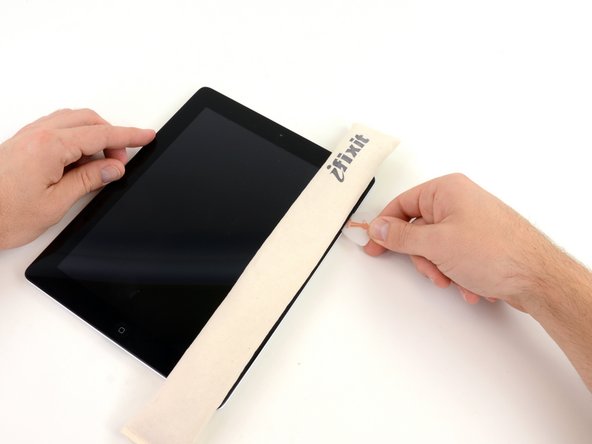 iPad 2 Wi-Fi EMC 2415 Logic Board Replacement: step 9, image 1 of 2