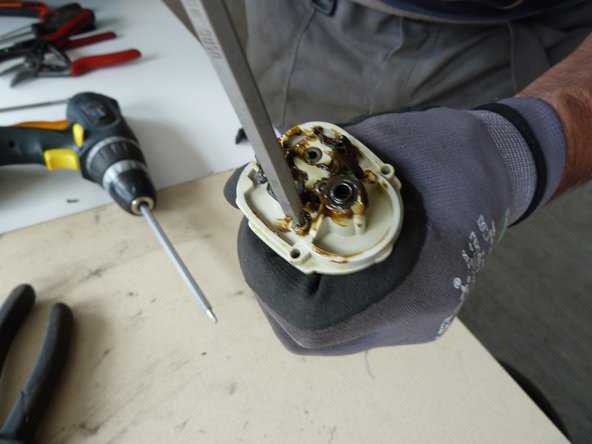 Power Screwdriver (with inbuilt battery pack): step 5, image 2 of 3