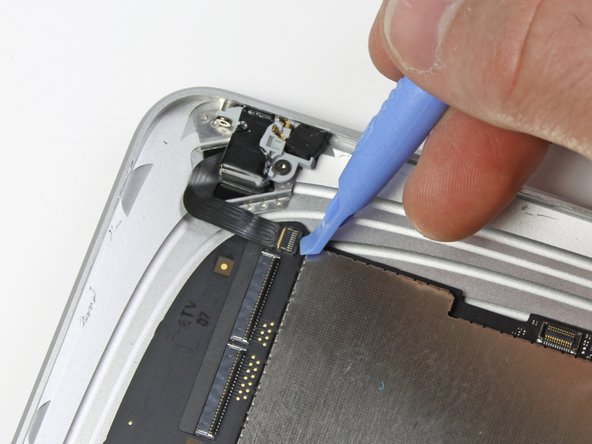 iPad Wi-Fi Logic Board Replacement: step 10, image 3 of 3