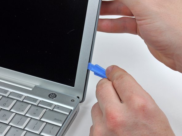 PowerBook G4 Aluminum 12" 1-1.5 GHz Rear Display Bezel Replacement: step 5, image 2 of 3