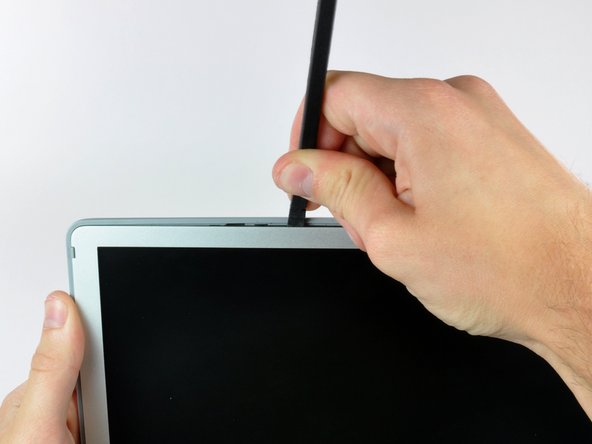 PowerBook G4 Aluminum 15" 1-1.5 GHz Rear Display Bezel Replacement: step 6, image 2 of 3