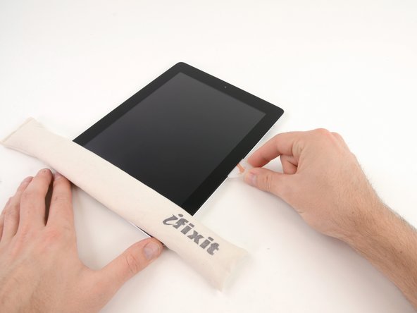 iPad 2 Wi-Fi EMC 2415 Headphone Jack Replacement: step 12, image 2 of 3