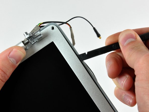 PowerBook G4 Aluminum 15" 1-1.5 GHz Inverter/Antenna Cables Replacement: step 27, image 2 of 2