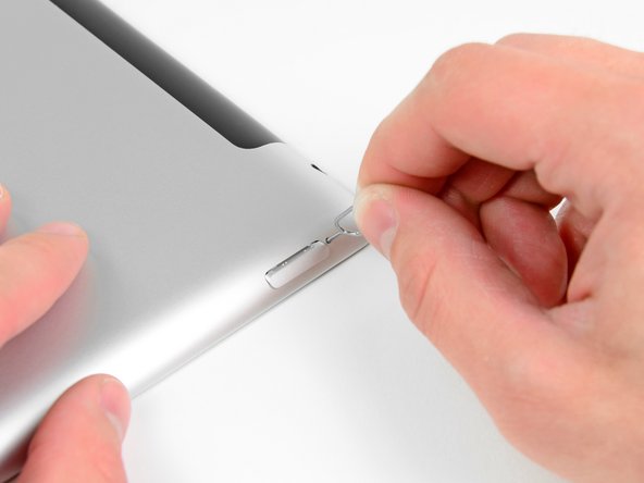 iPad 2 GSM Headphone Jack & SIM Slot Replacement: step 4, image 2 of 2