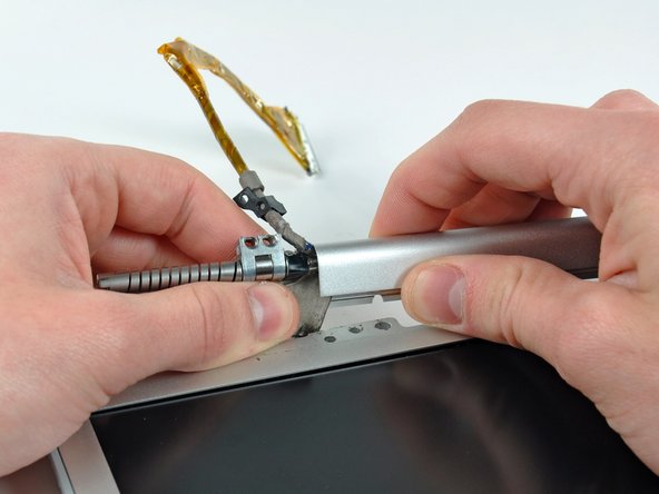 PowerBook G4 Aluminum 17" 1-1.67 GHz Display Data Cable Replacement: step 33, image 1 of 1