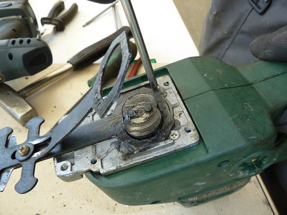 Hedge Trimmer: step 6, image 1 of 3