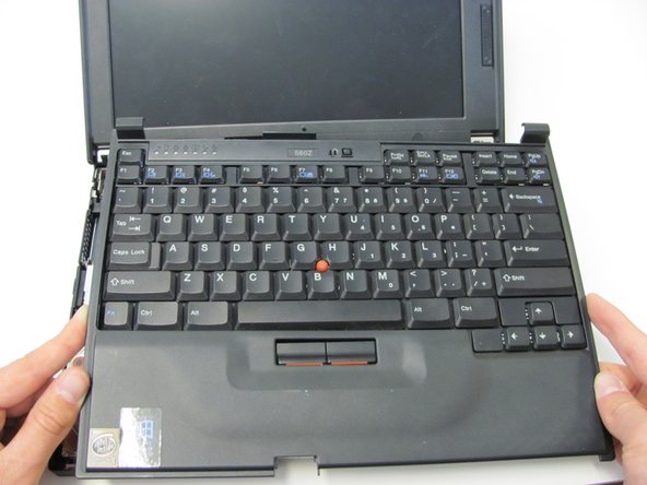 Disassembling IBM ThinkPad 560z Upper Case: step 9, image 1 of 2