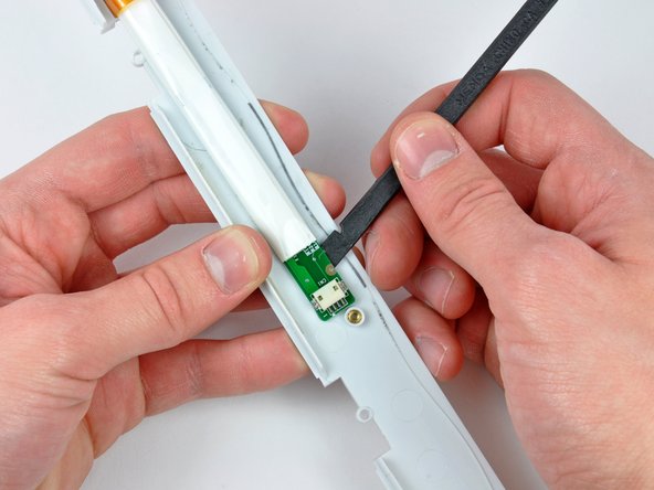 iBook G4 14" 1.42 GHz Front Display Bezel Replacement: step 70, image 2 of 2