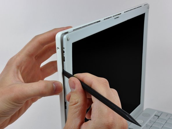 iBook G4 14" 1.42 GHz LCD Replacement: step 6, image 1 of 2