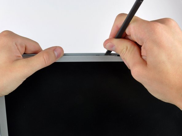 PowerBook G4 Aluminum 15" 1-1.5 GHz Rear Display Bezel Replacement: step 6, image 1 of 3