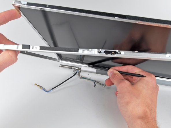 MacBook Pro 17" Models A1151 A1212 A1229 and A1261 LCD Replacement: step 32, image 1 of 1