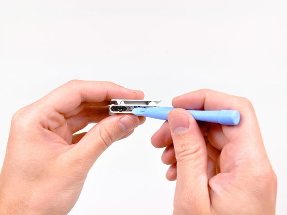 iPod Shuffle 2nd Generation Logic Board Assembly Replacement: step 8, image 1 of 2