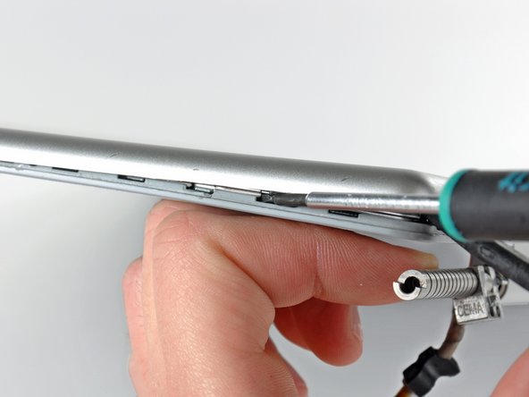 PowerBook G4 Aluminum 17" 1.67 GHz (High-Res) Display Data Cable Replacement: step 38, image 1 of 3