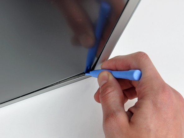 PowerBook G4 Aluminum 17" 1.67 GHz (High-Res) Front Display Bezel Replacement: step 52, image 1 of 2