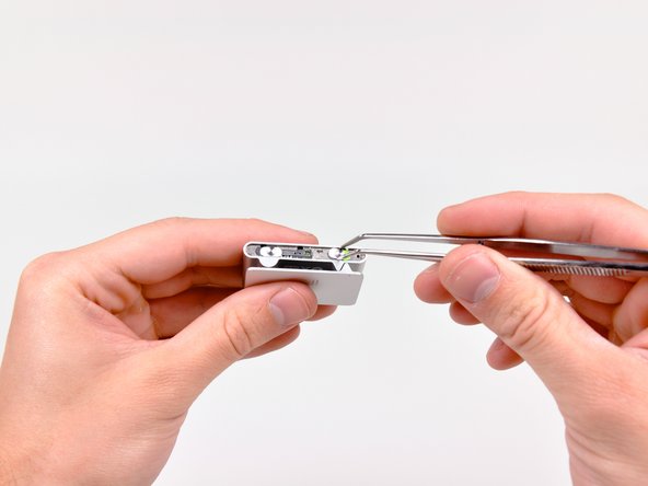 iPod Shuffle 2nd Generation Logic Board Assembly Replacement: step 6, image 1 of 2