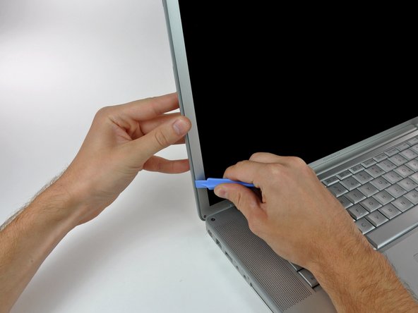 PowerBook G4 Aluminum 15" 1-1.5 GHz Rear Display Bezel Replacement: step 4, image 1 of 3