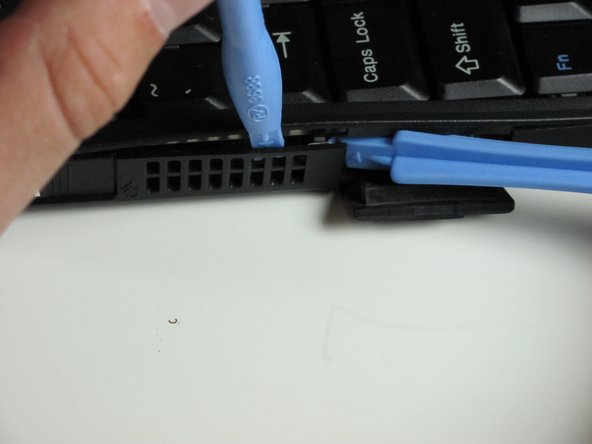 Disassembling IBM ThinkPad 560z Upper Case: step 4, image 1 of 2