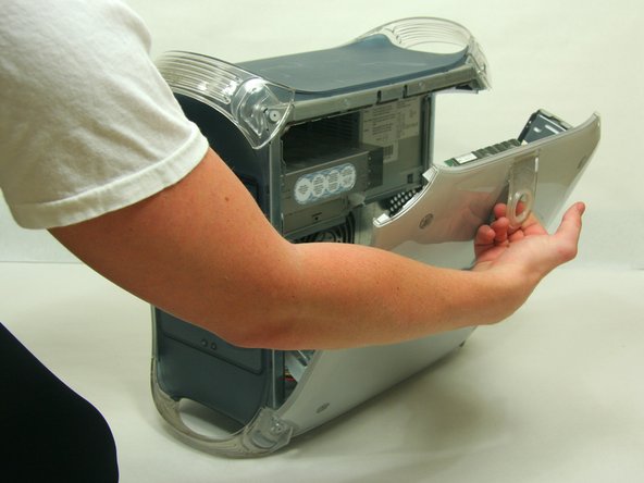 Opening PowerMac G4 M5183 Case, Opening PowerMac G4 M5183 Case: step 1, image 2 of 2