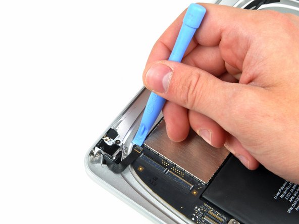 iPad 3G Headphone Jack/Microphone Assembly Replacement: step 12, image 1 of 1
