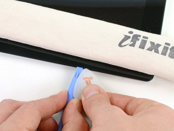 iPad 2 GSM Headphone Jack & SIM Slot Replacement: step 10, image 1 of 2