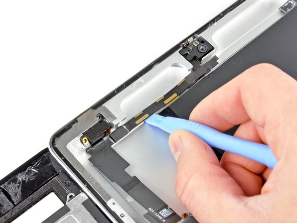 iPad 2 Wi-Fi EMC 2415 Microphone Replacement: step 31, image 2 of 2