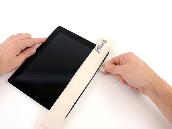 iPad 2 Wi-Fi EMC 2415 Display Data Cable Replacement: step 9, image 2 of 2