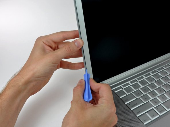 PowerBook G4 Aluminum 15" 1-1.5 GHz Rear Display Bezel Replacement: step 4, image 2 of 3