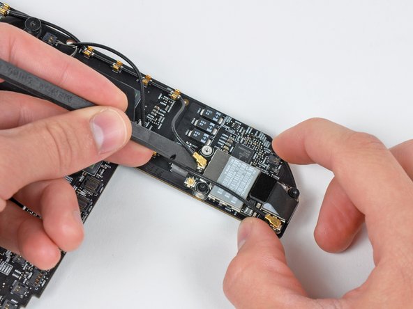 Mac Mini Mid 2010 AirPort/Bluetooth Board Replacement: step 23, image 1 of 2