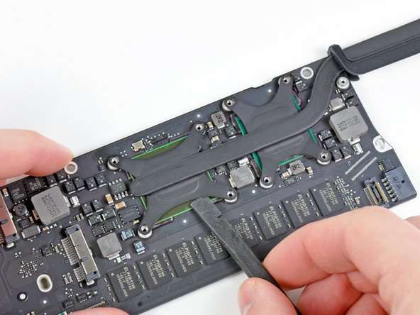 MacBook Air 13" Late 2010 Logic Board Replacement: step 33, image 1 of 2