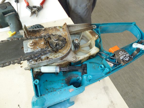 Chainsaw: step 2, image 3 of 3