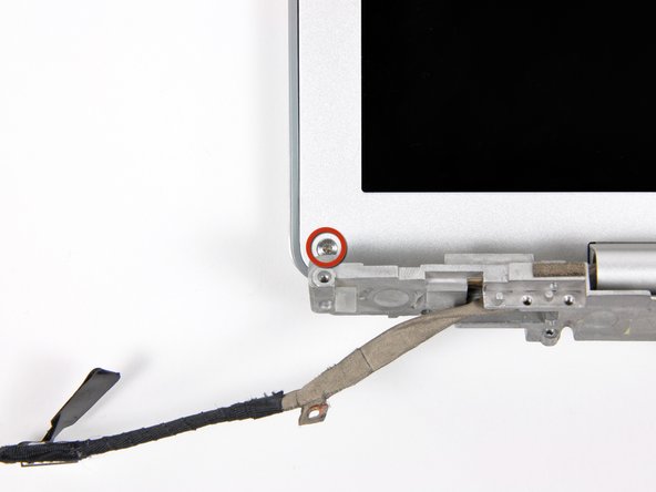 PowerBook G4 Aluminum 12" 1-1.5 GHz Display Data Cable Replacement: step 63, image 1 of 2