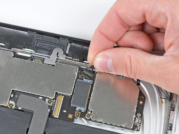 iPad 3G Logic Board Replacement: step 13, image 2 of 2