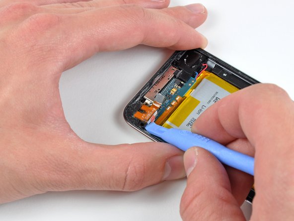 iPod Touch 4th Generation Headphone Jack Replacement: step 11, image 1 of 2