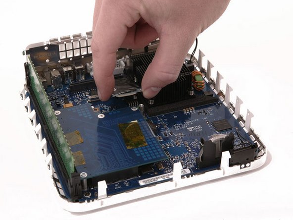 Mac mini (PowerPC) Logic Board Replacement: step 11, image 1 of 1