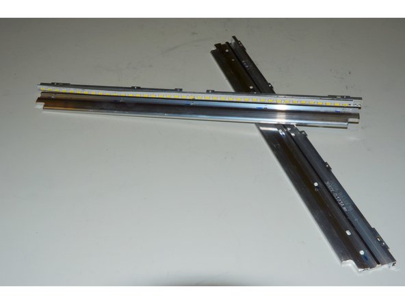 PEAQ TFT32NUMUNE TV set, Removal of Backlights (LED): step 6, image 2 of 3